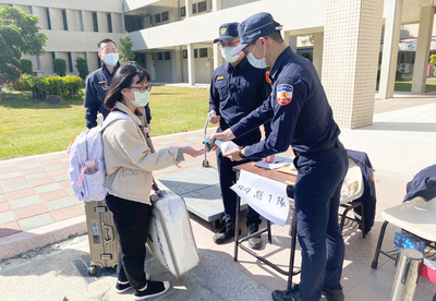 學生總隊執行收假返校學生消毒勤務