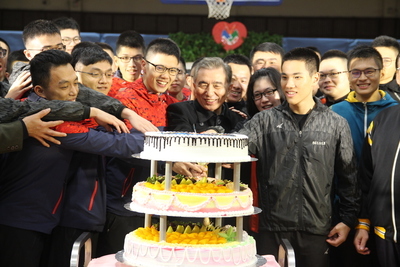 校長蒞臨與壽星一同切蛋糕