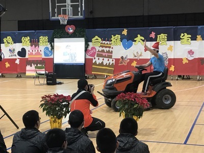 演示新購之駕駛式推草機