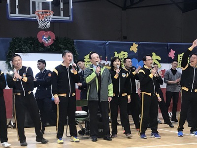 總隊師長與學生一同歡唱