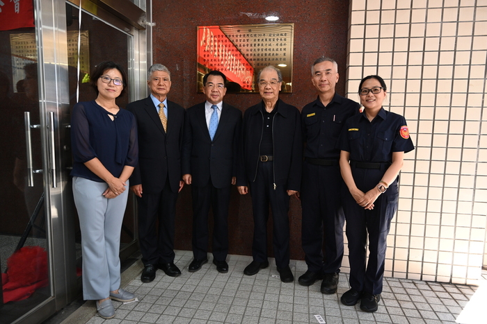 校長與葉會長及揭牌代表合影