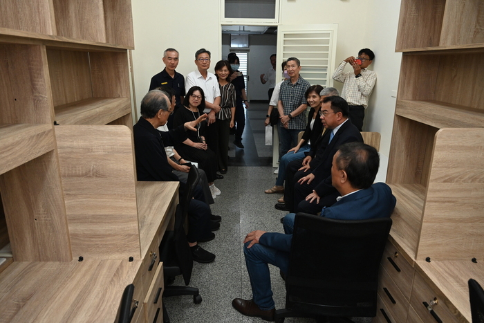 校長、葉會長與貴賓參觀寢室