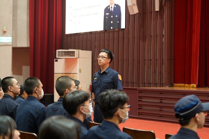 介紹新任師長温正忠區隊長