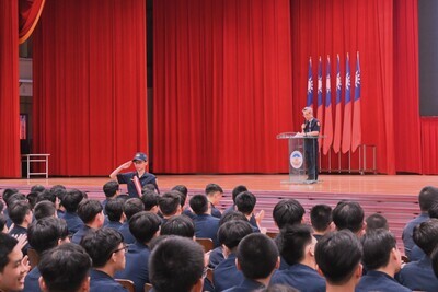 總隊長李政峰於始業式逐一介紹學生總隊師長