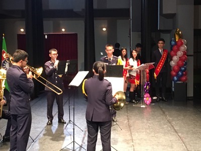 本校銅管五重奏在表揚大會舞台演出現況。