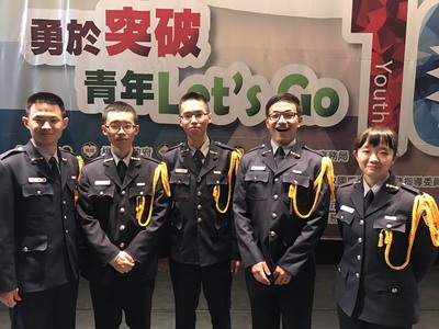 本校擔綱銅管五重奏學生表演結束後於舞臺合影留念。