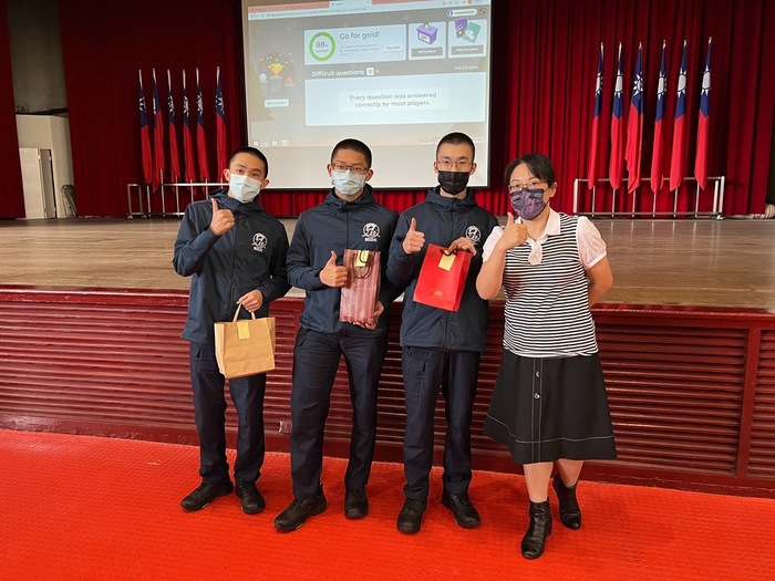 驗收互動遊戲前三名與營養師合影