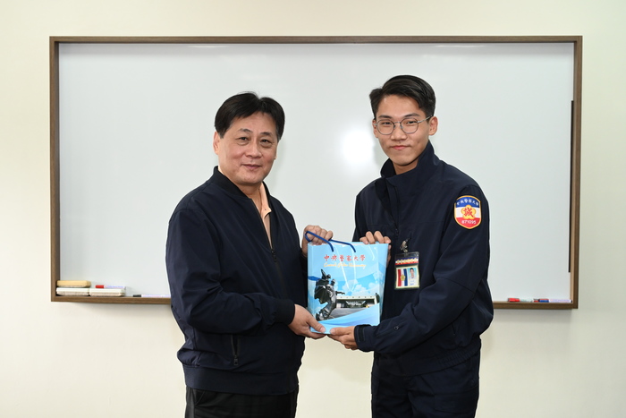 校長與受頒學生合影