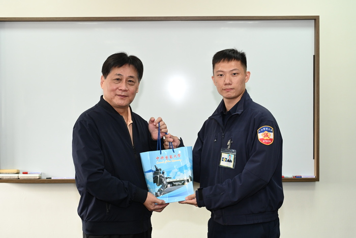 校長與受頒學生合影