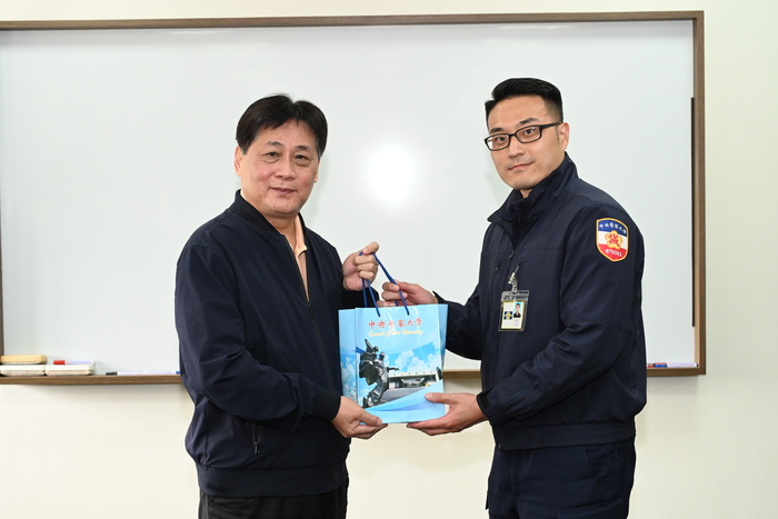 校長與受頒學生合影