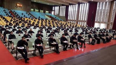 針對各隊學生分梯實施防疫衛教宣導，並在室內場所加大間隔減少傳染風險