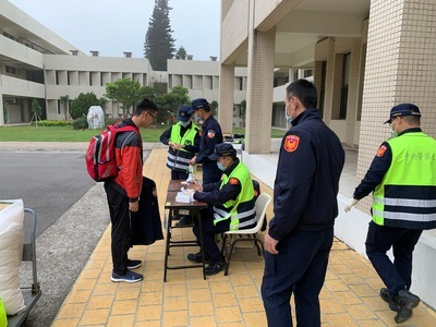 校門口實施學生入校體溫量測，由隊職同仁與幹部執行實施
