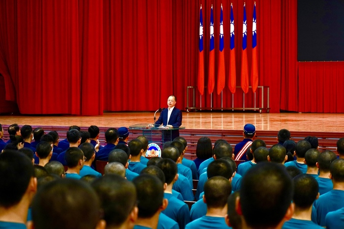 校長代表本校全體師生歡迎新生加入警大「誠園」大家庭