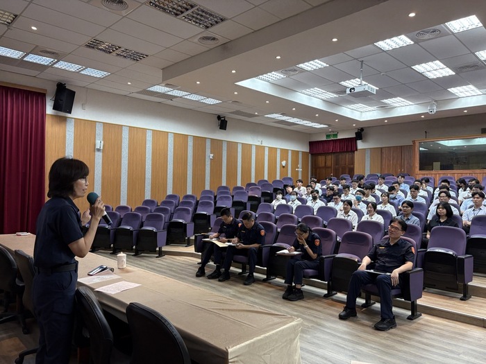 總隊長粘慧珍講話