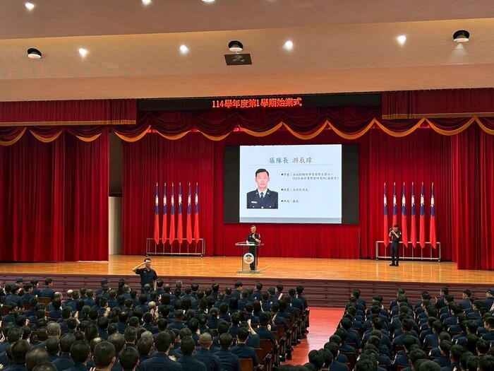 總隊長李政峰於始業式逐一介紹學生總隊師長