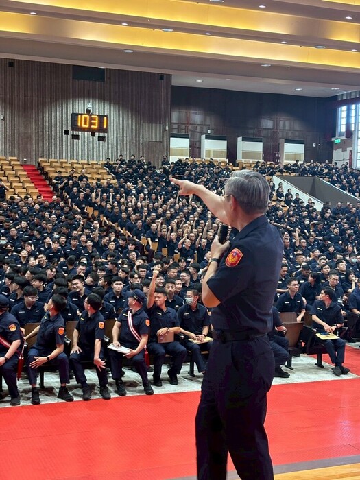 總隊長李政峰於始業式與台下學生互動