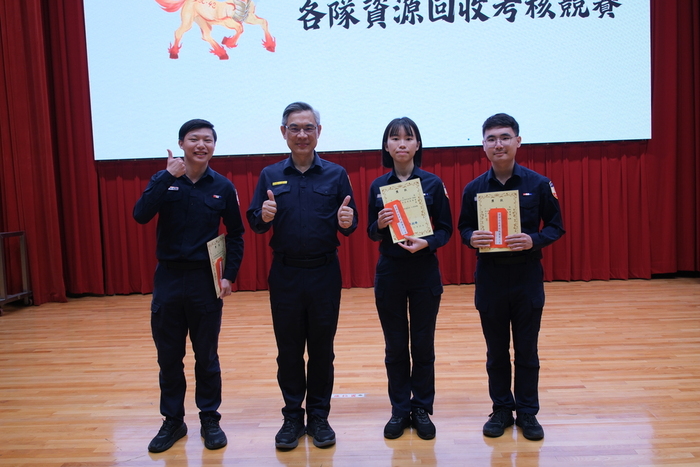 總隊長頒發資收評比前3名期隊獎狀