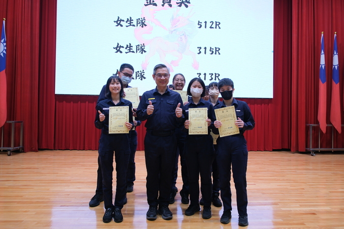 總隊長頒發資收競賽績優寢室獎狀