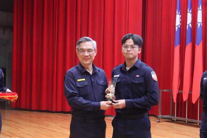 頒發第42屆學生實習總隊實習總隊長施兆友卸任紀念牌