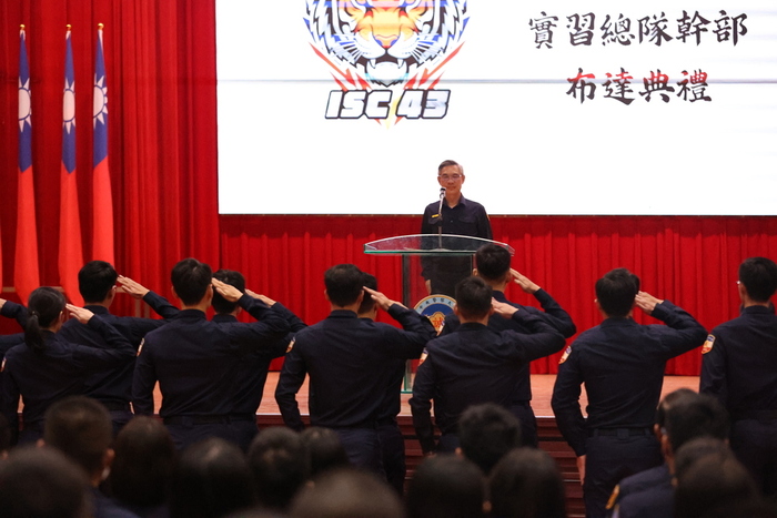 第43屆學生實習總隊幹部向總隊長敬禮