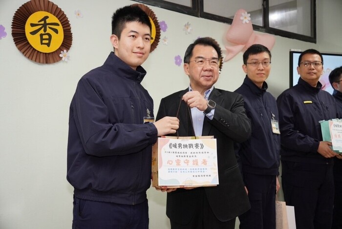 校長頒發暖男挑戰賽獎狀與禮品