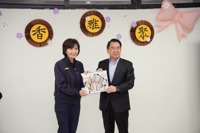 總隊長代表女性師生致贈校長感謝卡