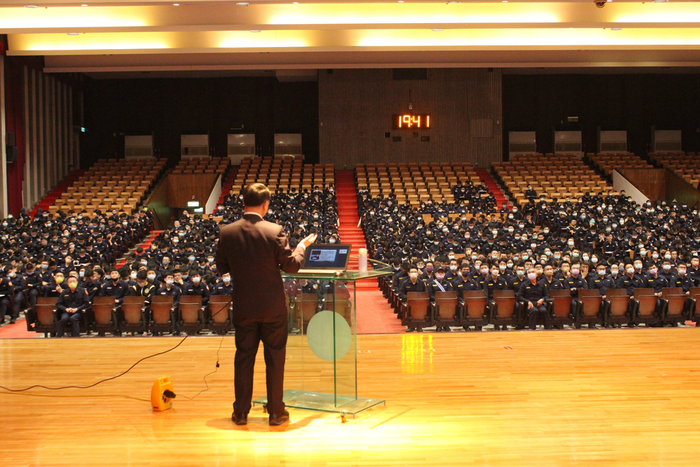 演講人桃園市政府消防局副局長鄭安平於總隊晚點名進行專題演講。