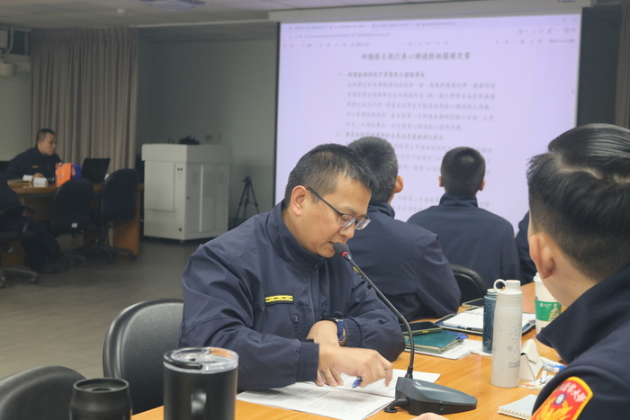 學生總隊同仁於座談中報告