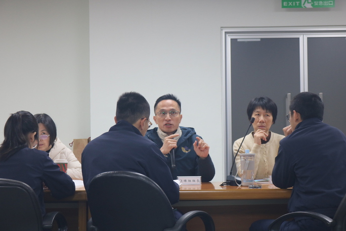 學務處同仁於座談中報告