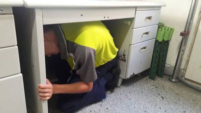 1.地震開始時，同學掌握蹲低、掩護及穩住要領，迅速躲至書桌下