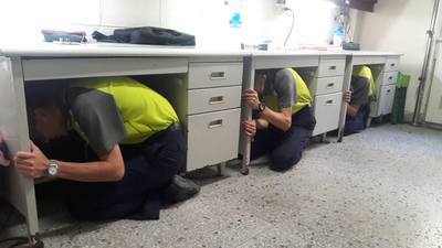 2.地震開始時，同學掌握蹲低、掩護及穩住要領，迅速躲至書桌下。