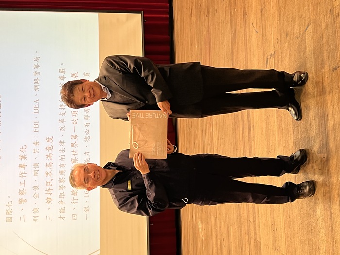 總隊長致贈紀念品予李副局長
