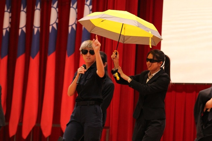 女生隊學生表演