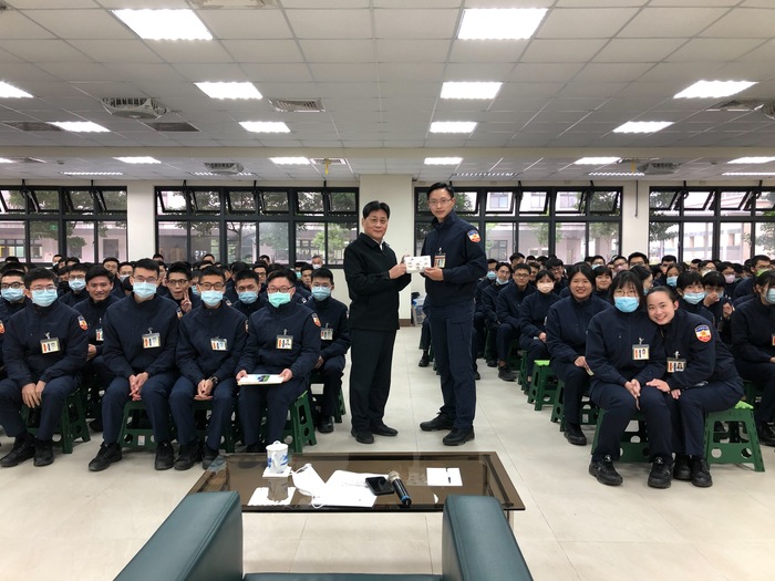 02-871實習中隊長代表致贈校長感謝卡