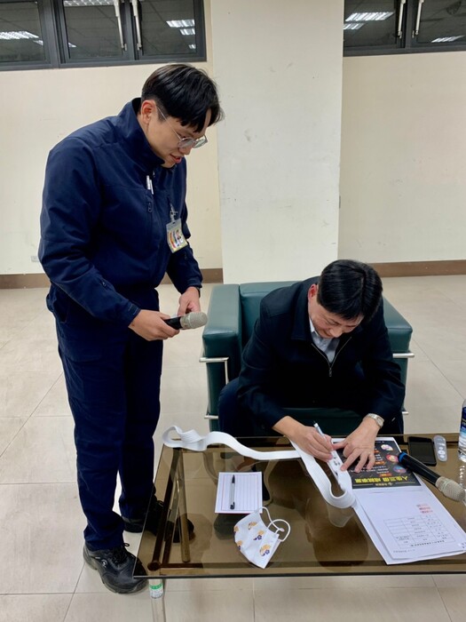 07-校長為871學生陳振煜簽授柔道帶