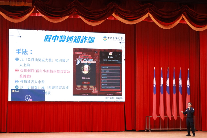 二技中隊學生黃騰緯進行反詐騙宣導
