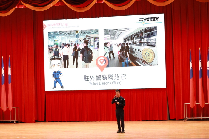 二技中隊學生張皓程進行反詐騙宣導
