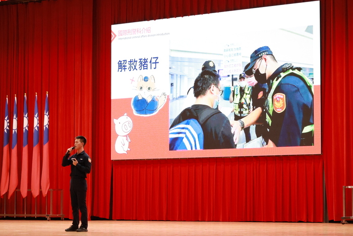 二技中隊學生張皓程進行反詐騙宣導