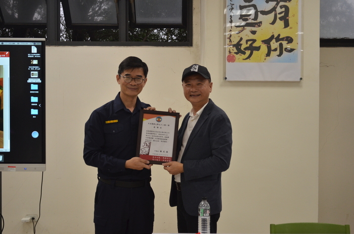 中隊長楊武德致贈感謝狀及中隊紀念帽