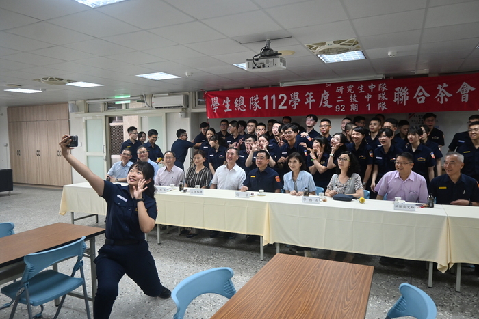 教育班長用自拍方式與校長合照