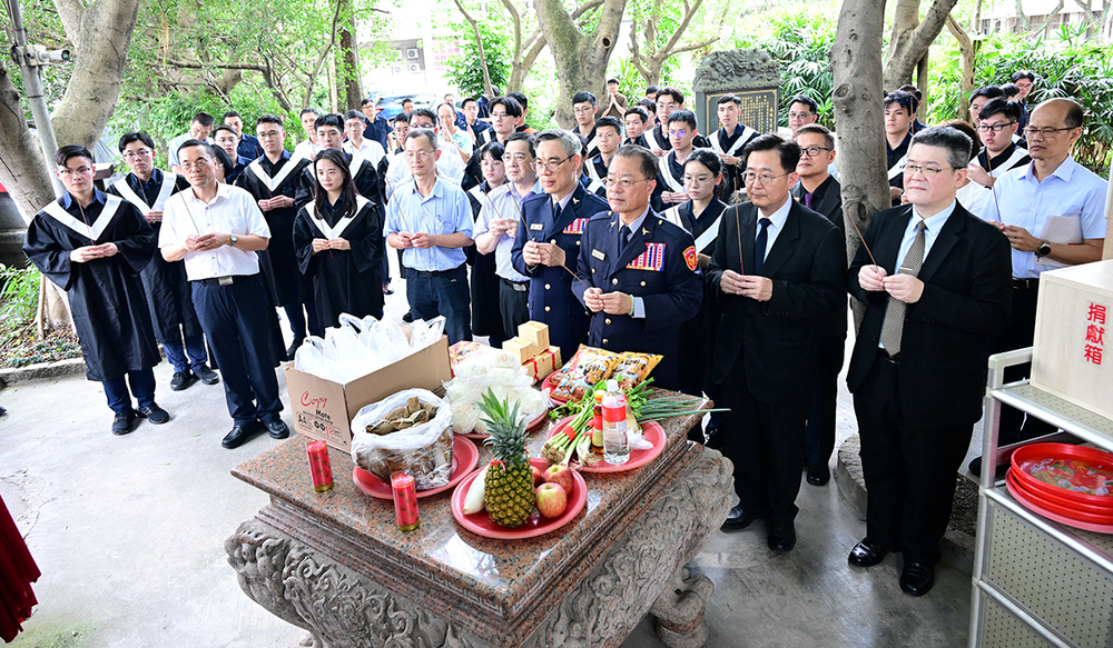 警大師生祈願考生平日所學臨場得以充分發揮，順利金榜題名！