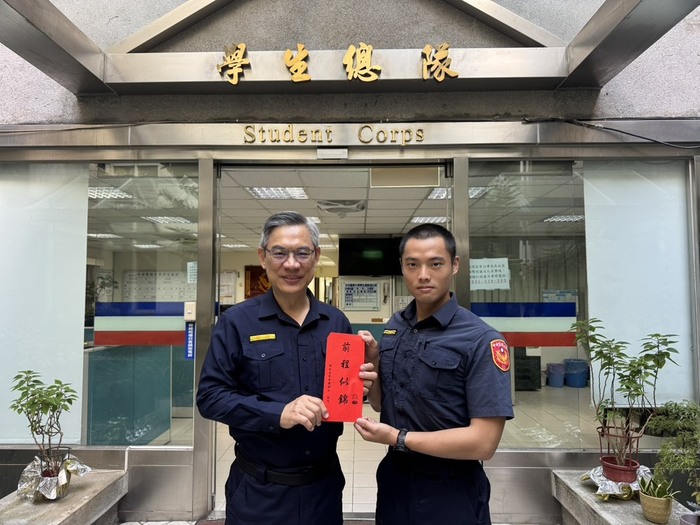 總隊長李政峰頒贈禮金祝福