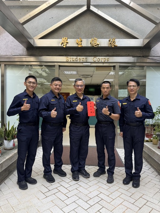 總隊長李政峰及同仁與吳區隊長承倫合影留念