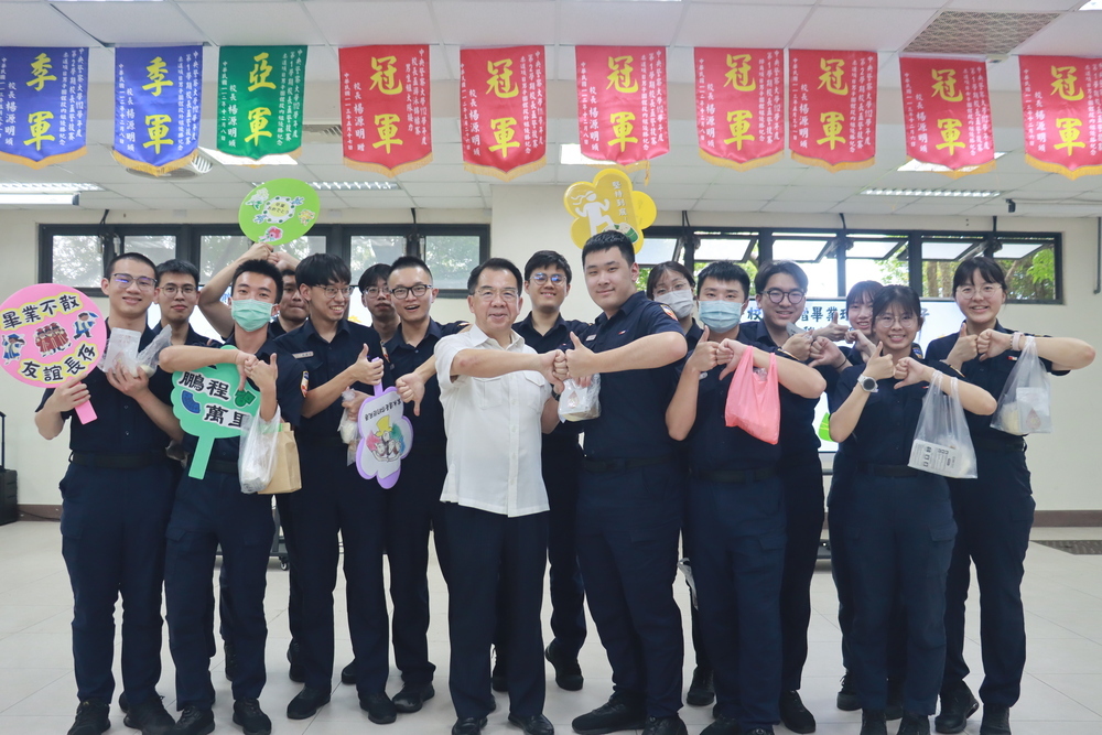 校長與90期1隊移民組合影留念