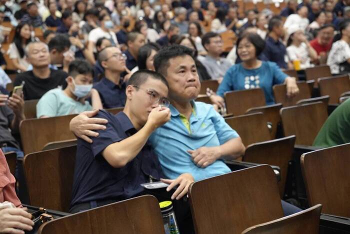 新生與家長溫馨相擁