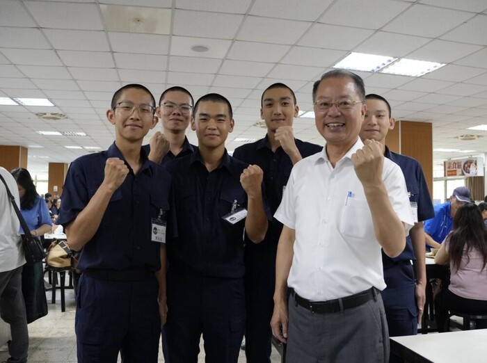 校長於餐廳與新生合照