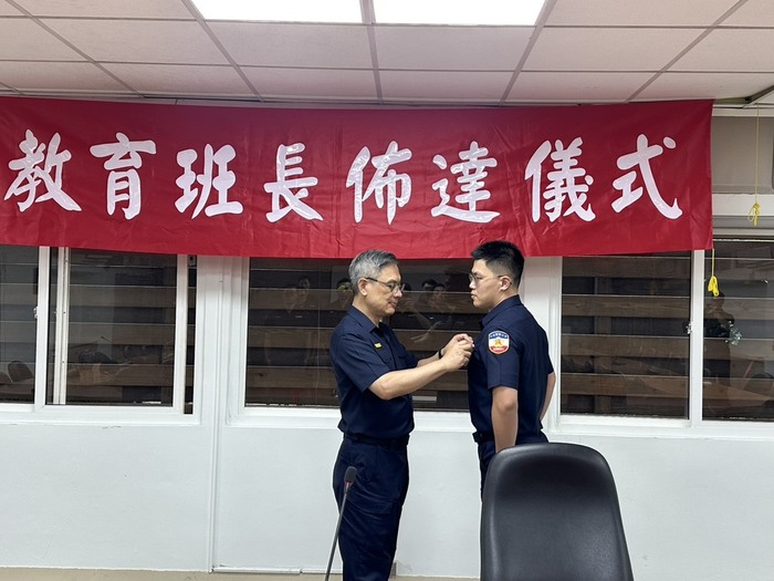 總隊長頒授教育班長職銜牌