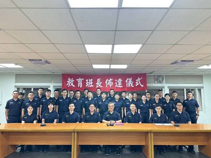 總隊長與二技中隊同仁及隊教育班長合影留念