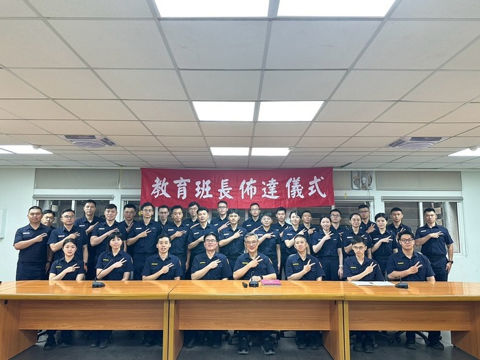 總隊長與二技中隊同仁及隊教育班長合影留念2