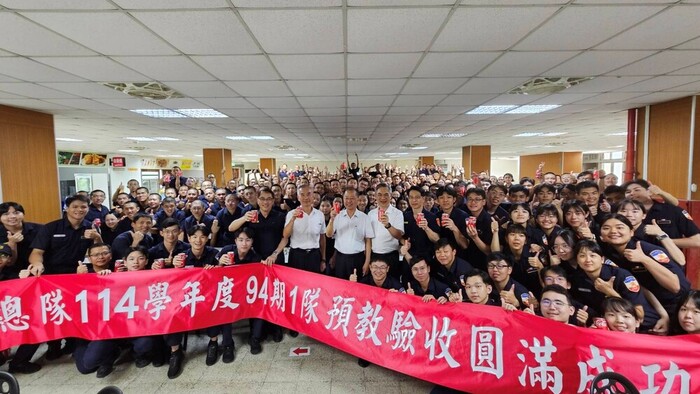 校長及各級師長與新生們一同開啟可樂慶祝驗收圓滿成功